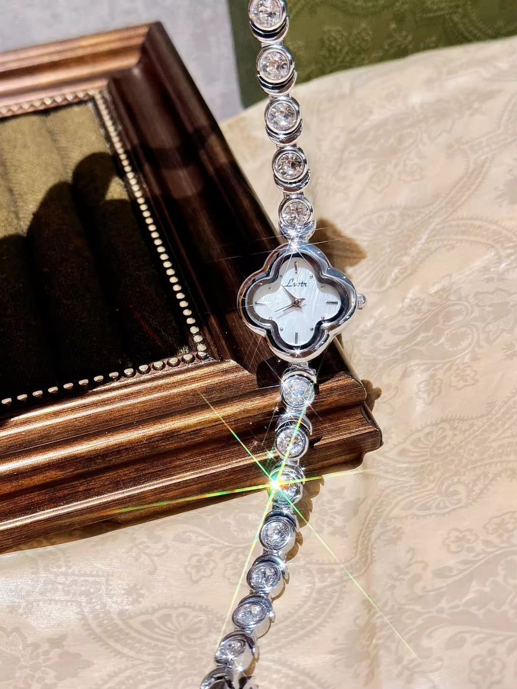 Le Belle Heure women’s silver clover quartz watch with crystal tennis bracelet strap on silk background

silver clover watch, tennis bracelet watch women, elegant ladies quartz watch, crystal jewelry watch, clover bracelet watch gift
