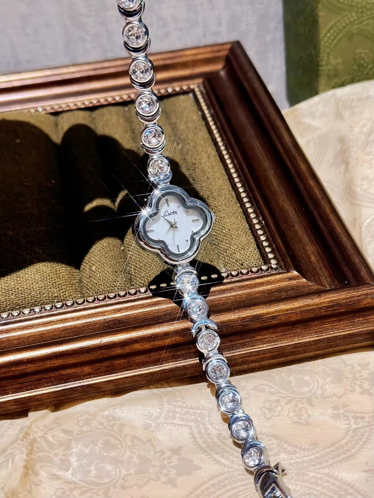 Le Belle Heure women’s silver clover quartz watch with crystal tennis bracelet strap on silk background

silver clover watch, tennis bracelet watch women, elegant ladies quartz watch, crystal jewelry watch, clover bracelet watch gift