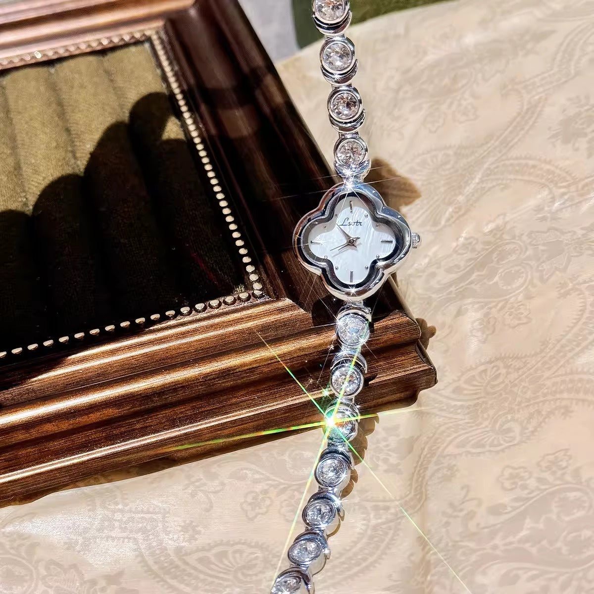 Le Belle Heure women’s silver clover quartz watch with crystal tennis bracelet strap on silk background

silver clover watch, tennis bracelet watch women, elegant ladies quartz watch, crystal jewelry watch, clover bracelet watch gift