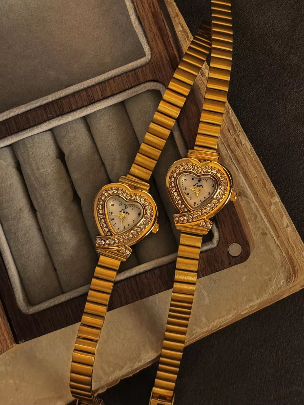 Gold heart-shaped quartz watch with double pav´e crystal halo bezel,
white dial, crossed bow lugs and wide ribbed gold flex bracelet for women by Le Belle Heure