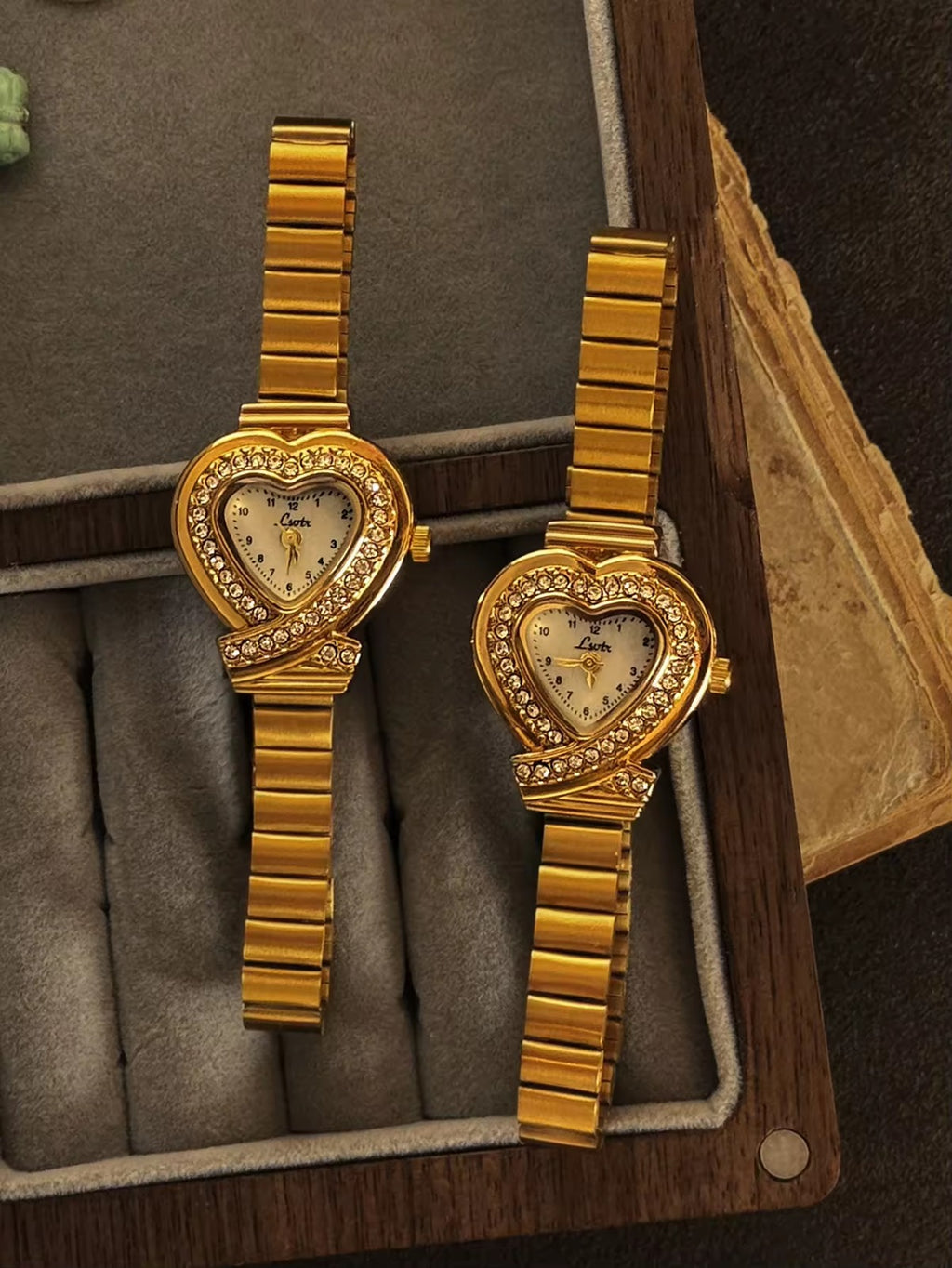 Gold heart-shaped quartz watch with double pav´e crystal halo bezel,
white dial, crossed bow lugs and wide ribbed gold flex bracelet for women by Le Belle Heure